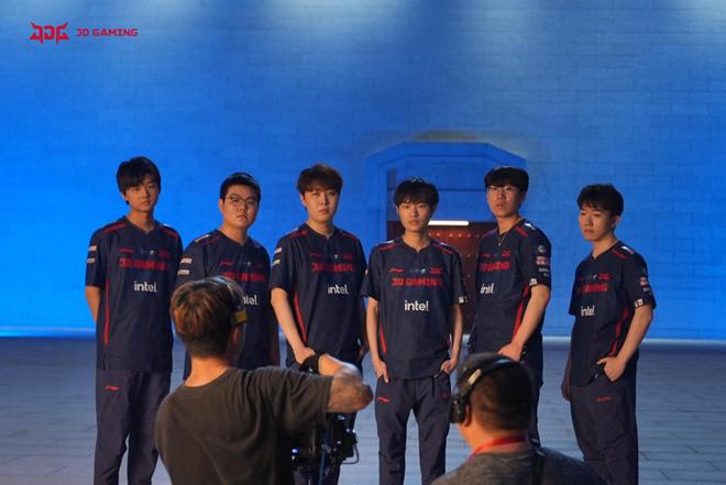 并凭借极强 并凭借极强